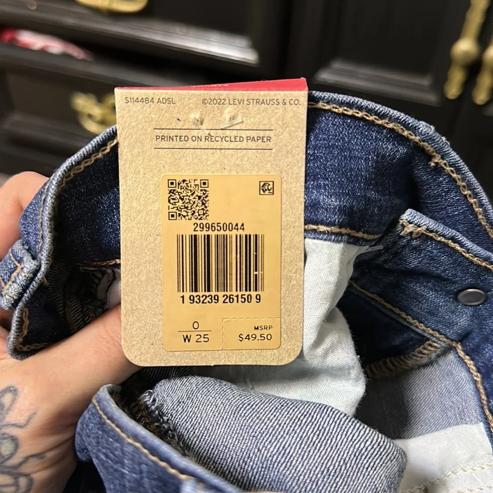 Levi’s mid-length denim shorts size 25 NWT - Picture 4 of 4